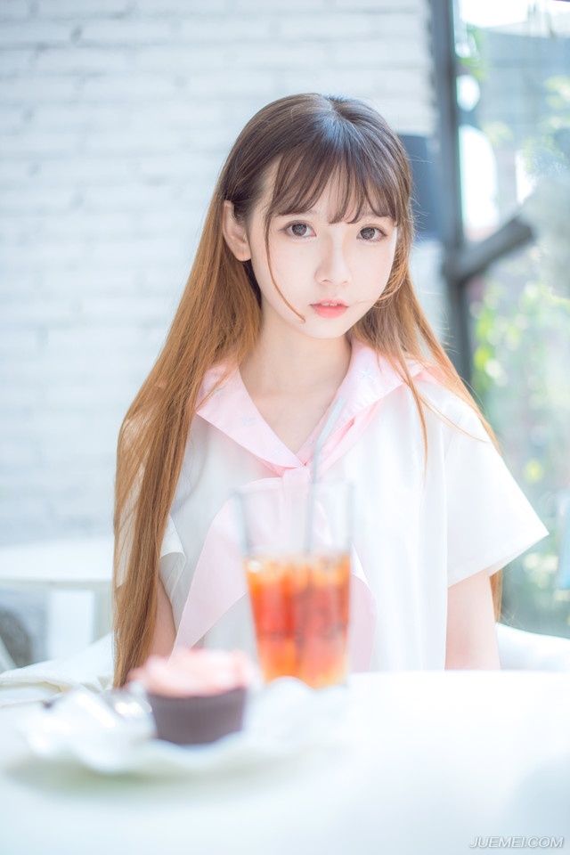 也许一个人会变成原来最讨厌的样子，只是因为要适应这个社会罢了。